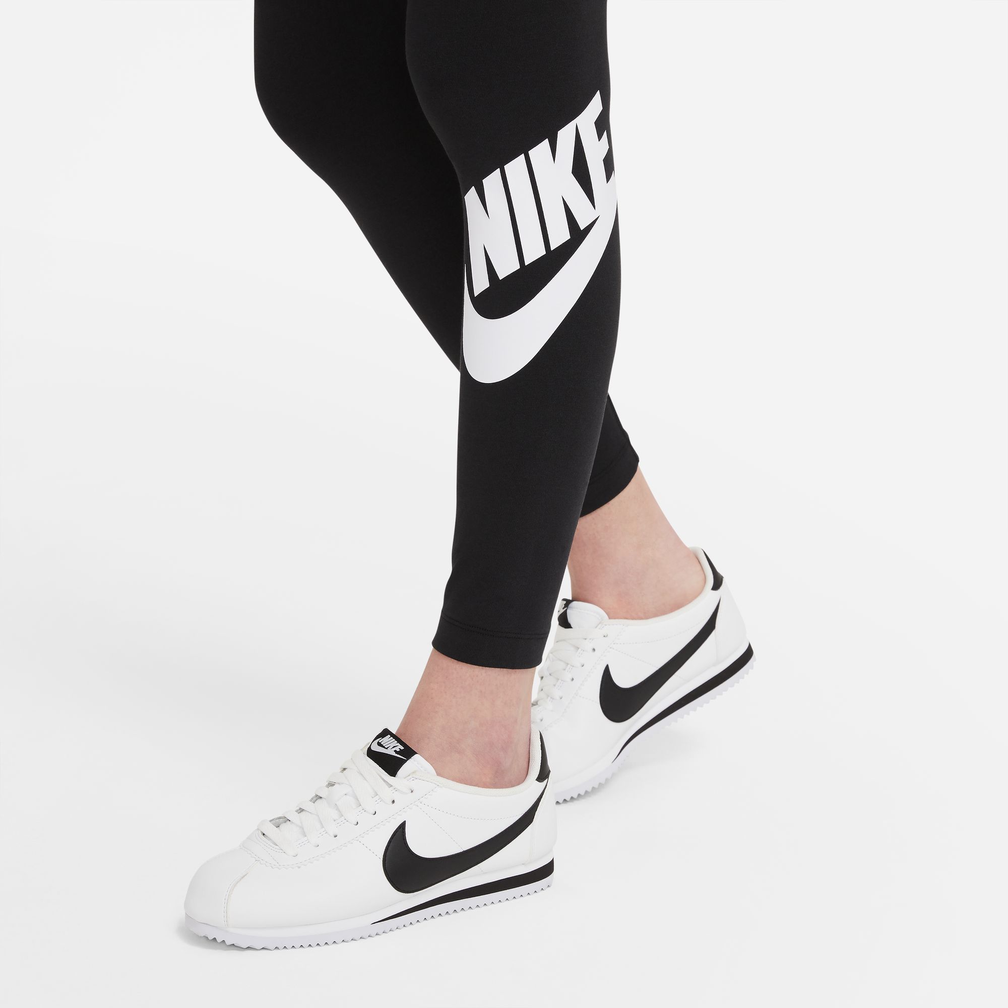 Verdwijnen Ambtenaren Napier Nike Sportswear Essential Legging voor Dames | Zwart - Wit | Teamswear