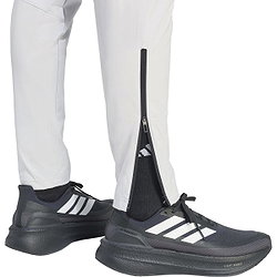 Présentation: Adidas Tiro Travel Woven Pantalon D'entraînement Hommes - Gris Clair
